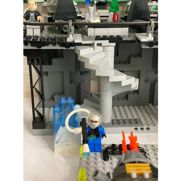 Lego The Batcave: The Penguin and Mr. Freeze's Invasion (7783) 100% Complete - Picture 3 of 11